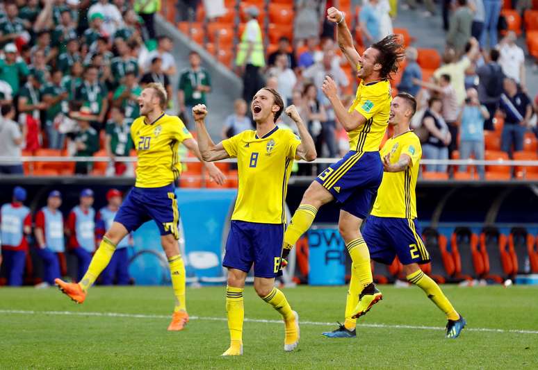 Jogadores da Suécia comemoram o resultado de 3 a 0 para cima do México e a vaga para as oitavas de final