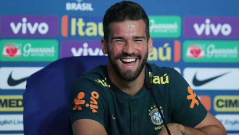 Alisson em entrevista coletiva pela Seleção