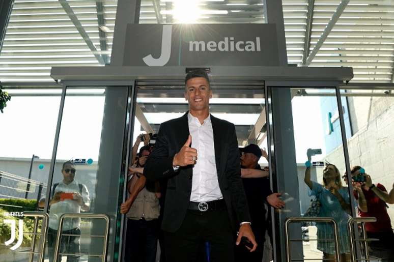 Cancelo desembarca em Turim para acertar com a Juventus (Foto: Reprodução / Twitter)