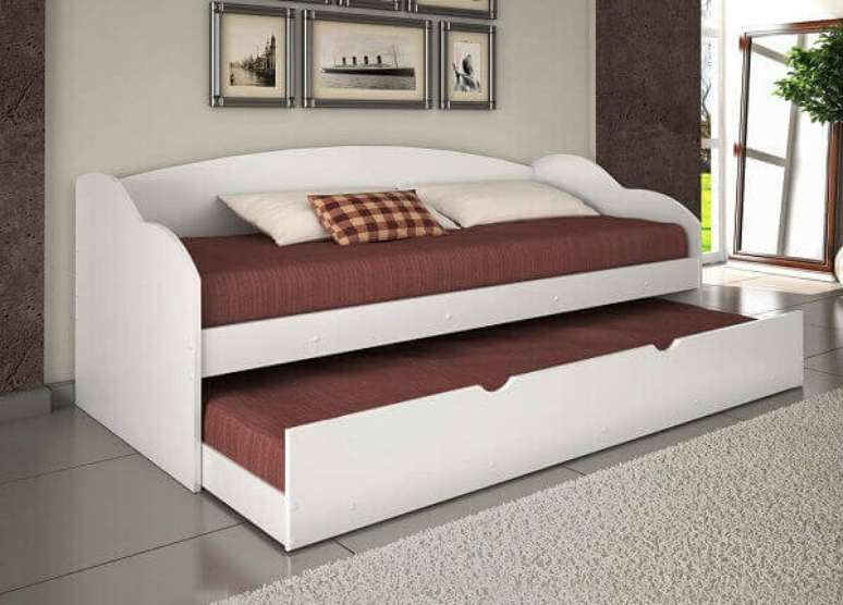 16 &ndash; Sof&aacute; que vira cama decora a sala de estar.