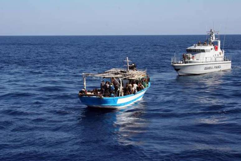 Barco de patrulha da Guarda Costeira da Itália intercepta embarcação de deslocados externos