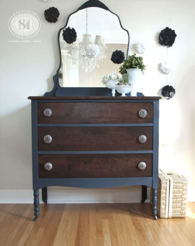 26. C&ocirc;moda com espelho e gavetas de madeira