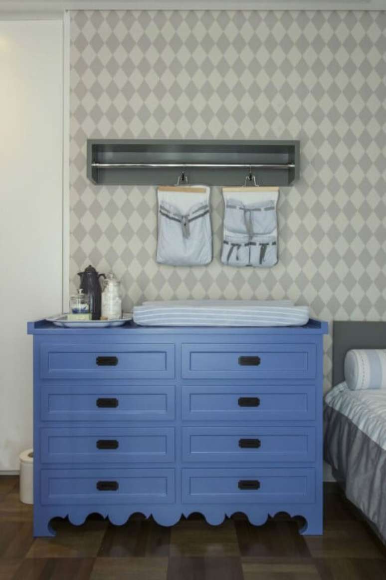 24. C&ocirc;moda retr&ocirc; azul em quarto de menino. Projeto de Triplex Arquitetura