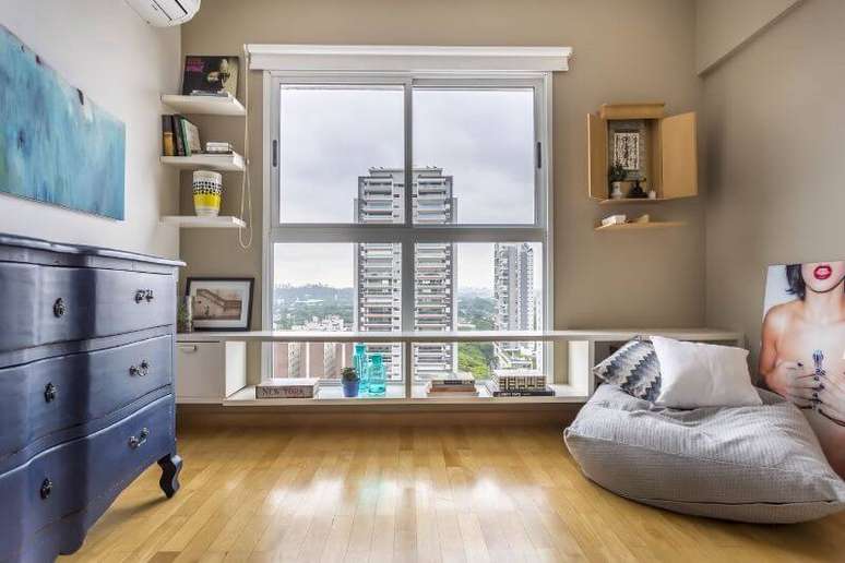 27. C&ocirc;moda retr&ocirc; azul em canto de leitura. Projeto de Hildebrand Silva Arquitetura