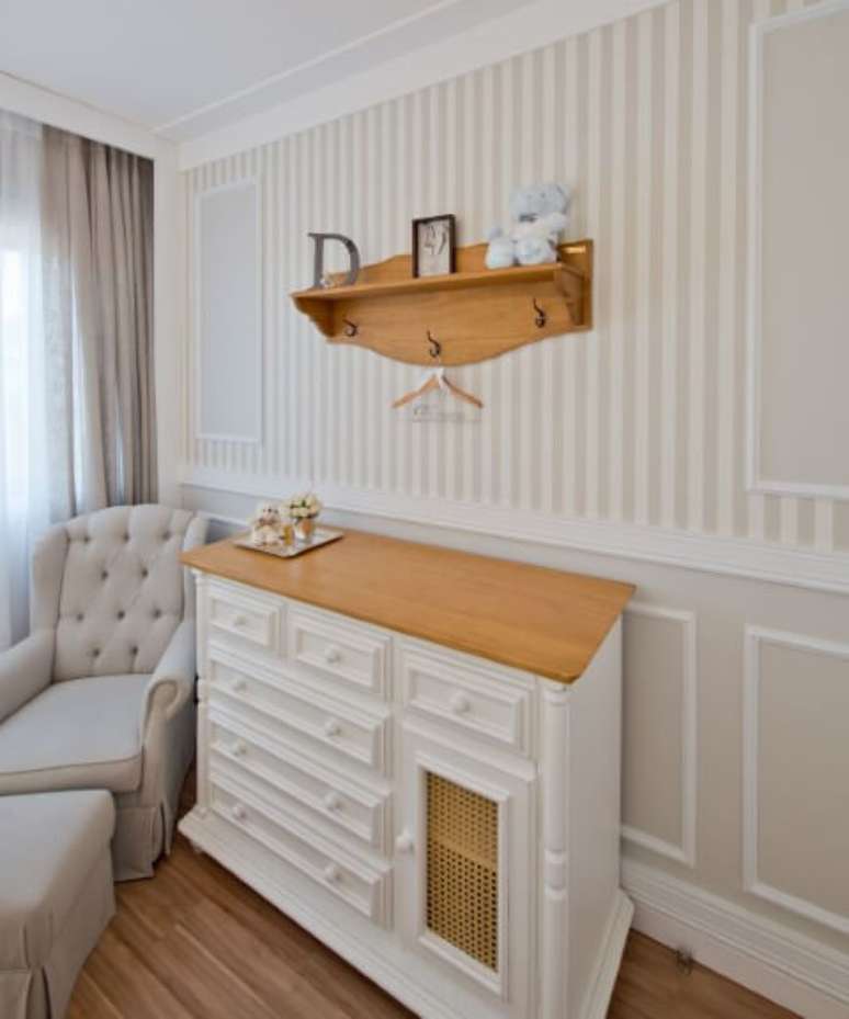 20. A c&ocirc;moda retr&ocirc; branca fica sempre bem em quartos de beb&ecirc;. Projeto de Espa&ccedil;o do Tra&ccedil;o