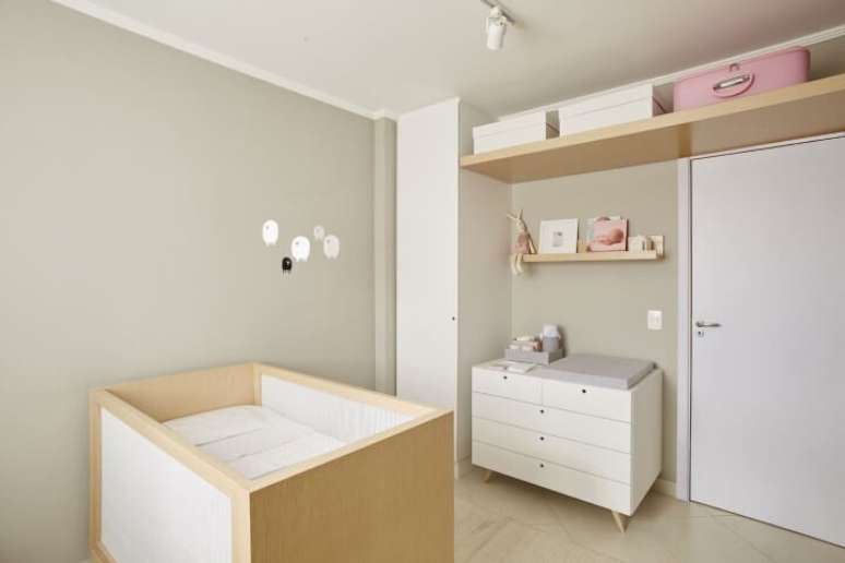 21. No quarto minimalista, essa c&ocirc;moda retr&ocirc; com visual mais clean se encaixou perfeitamente. Projeto de Studio Scatena