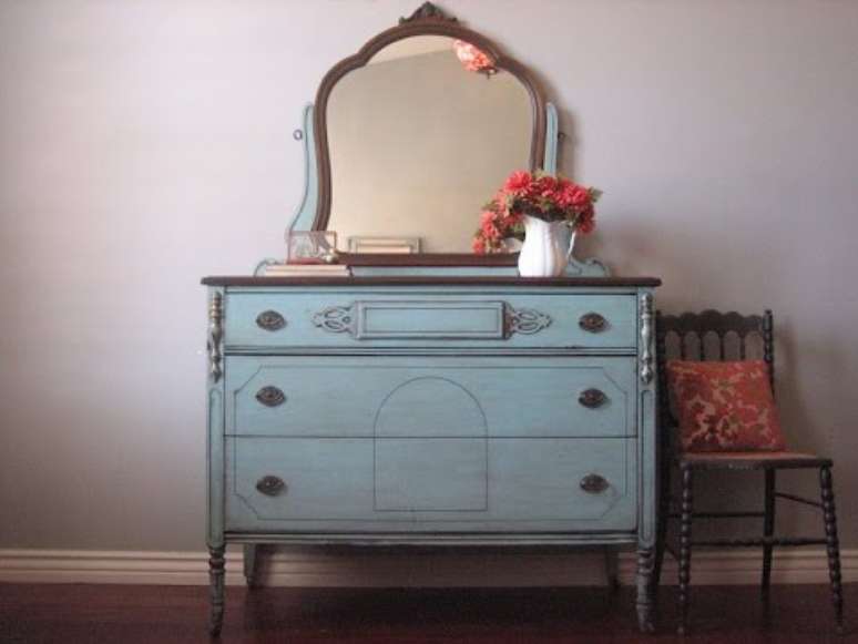 29. C&ocirc;moda com espelho em estilo retr&ocirc;