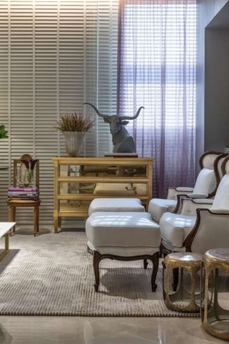 28. C&ocirc;moda retr&ocirc; com gavetas espelhadas. Projeto de Casa Cor 2016