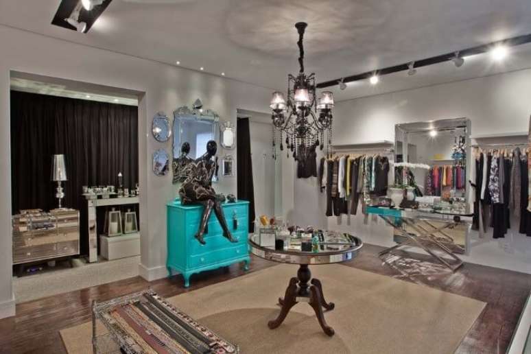 3. C&ocirc;moda retr&ocirc; azul turquesa em loja de roupas. Projeto de Guardini Stancati