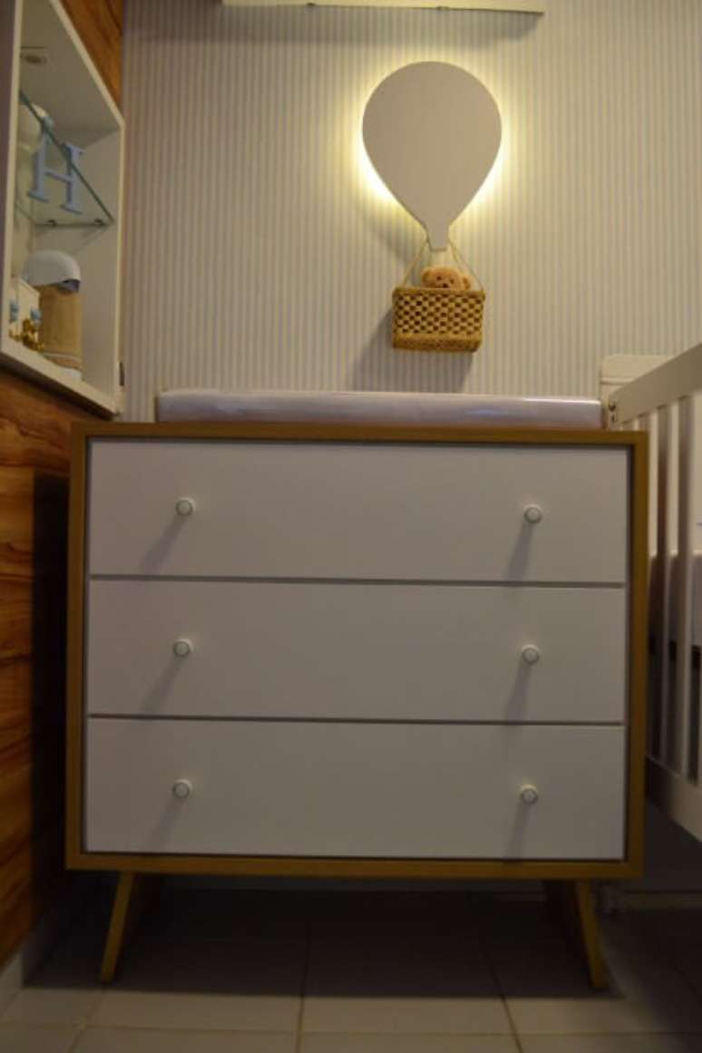 4. C&ocirc;moda retr&ocirc; em quarto de beb&ecirc;. Projeto de Manuella Farias