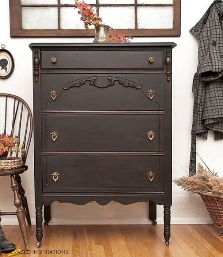 31. C&ocirc;moda retr&ocirc; escura com detalhes finos