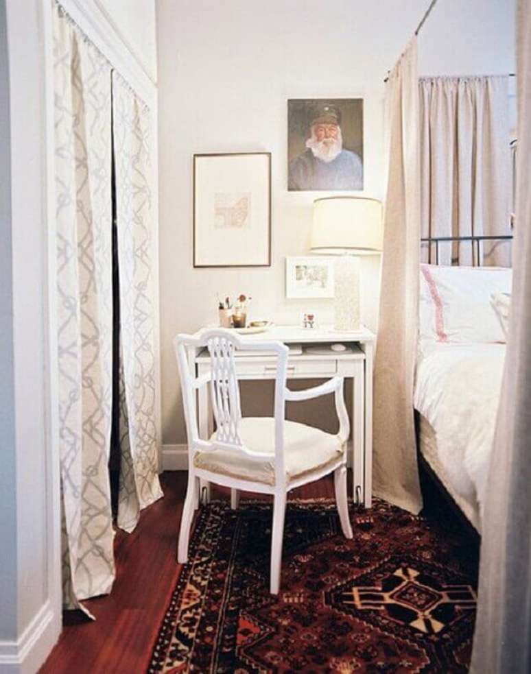 18. Decoração com tapete e escrivaninha pequena para quarto com cama com dossel
