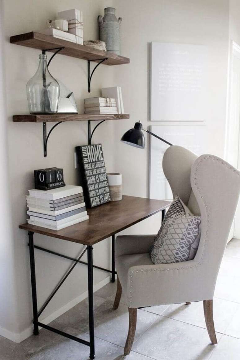 9. Decoração com escrivaninha simples e poltrona super confortável para o home office