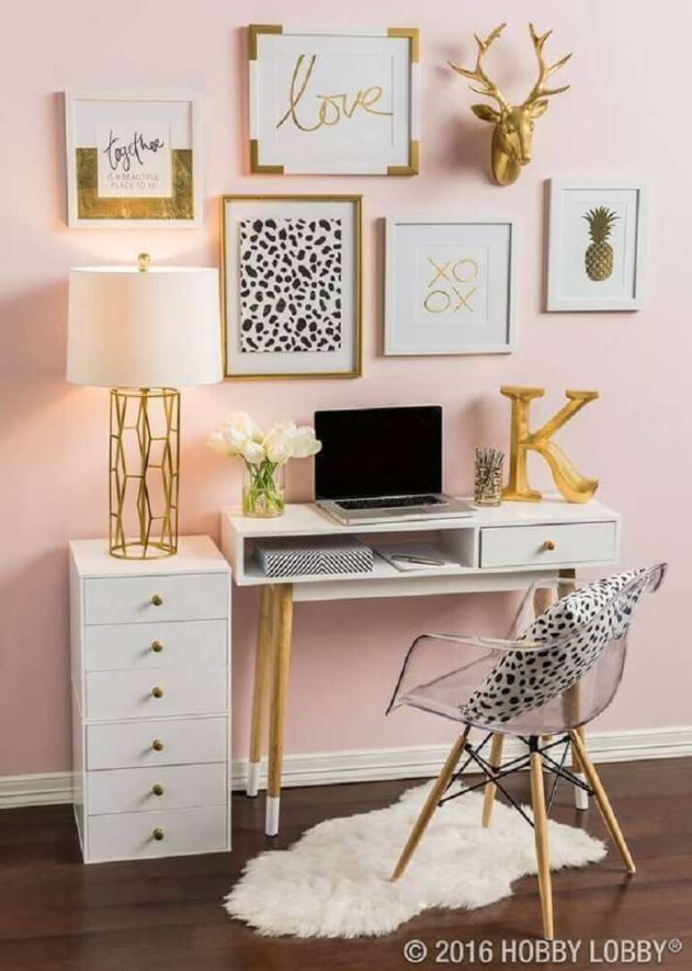 26. A decoração em tons de dourado e rosa com escrivaninha pequena e cadeira de acrílico transparente ficou bem delicada e feminina