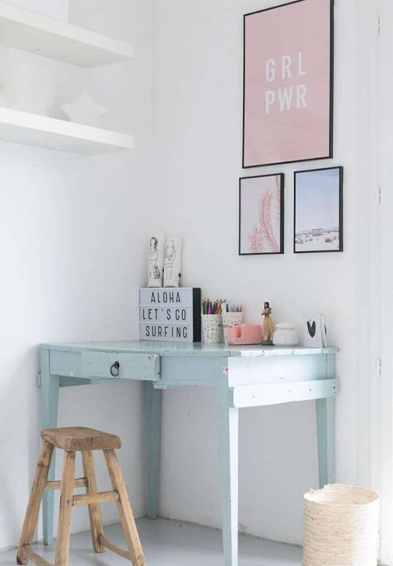 10. Decoração de quarto com escrivaninha simples e pequena pintada em azul pastel