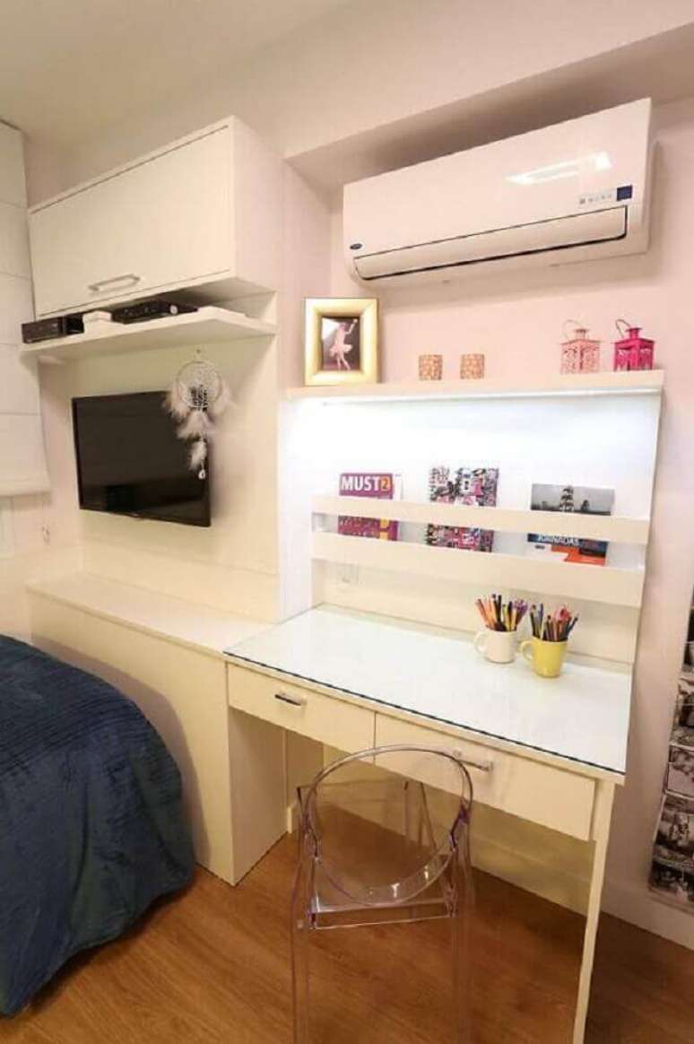 30. Decora&ccedil;&atilde;o clean com escrivaninha para quarto pequeno