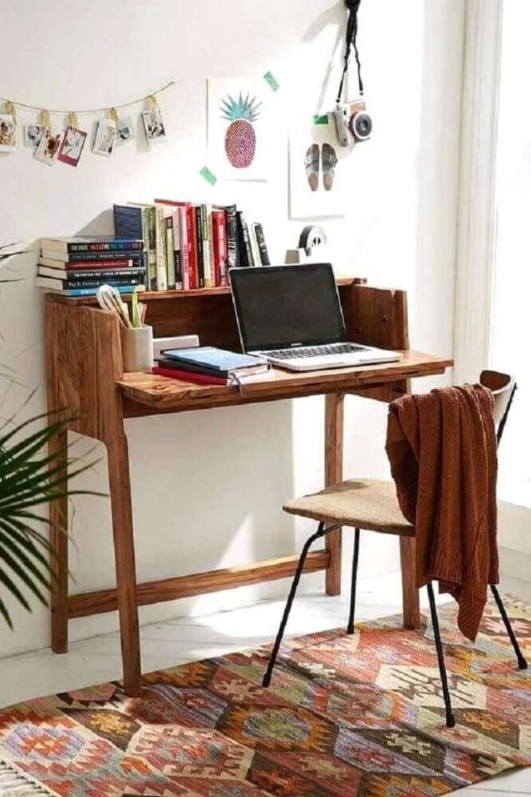 6. Modelo de escrivaninha simples para decoração rústica com tapete estampado