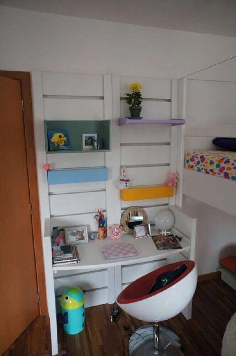 32. Al&eacute;m da escrivaninha pequena para quarto, tamb&eacute;m &eacute; importante escolher uma poltrona ou cadeira que seja bem confort&aacute;vel