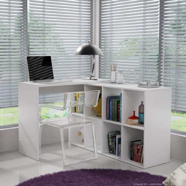 37. Modelo de escrivaninha de canto pequena com cadeira de acr&iacute;lico transparente