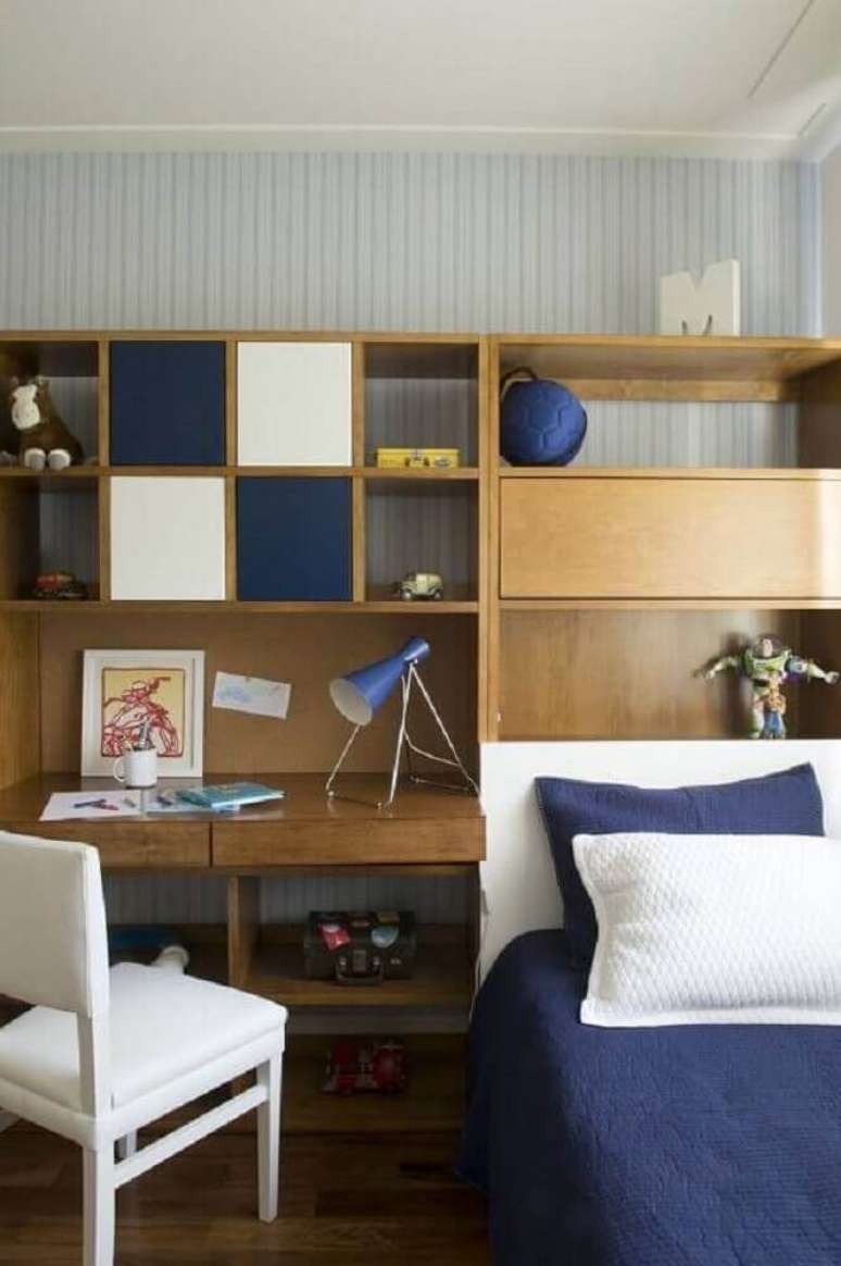 41. Decoração com escrivaninha para quarto pequeno masculino em tons de azul e madeira