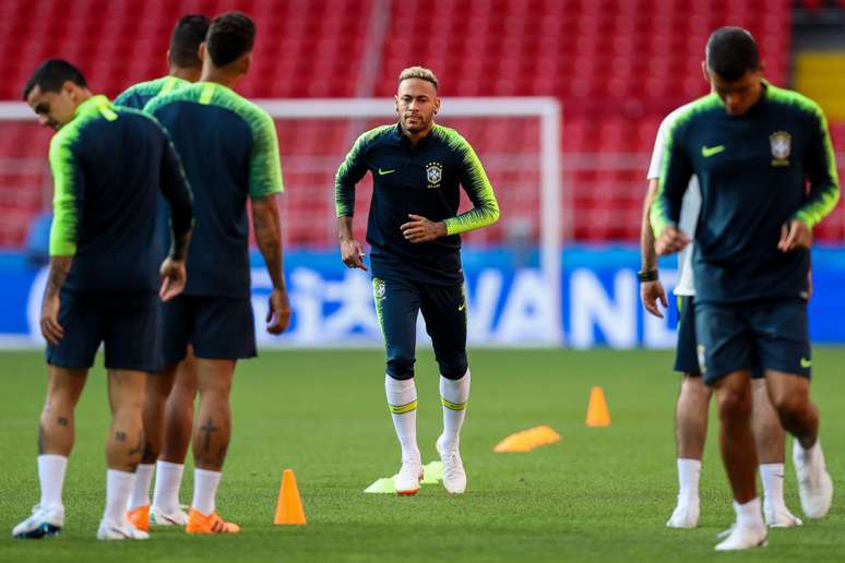 Seleção brasileira treina antes de jogo contra a Sériva