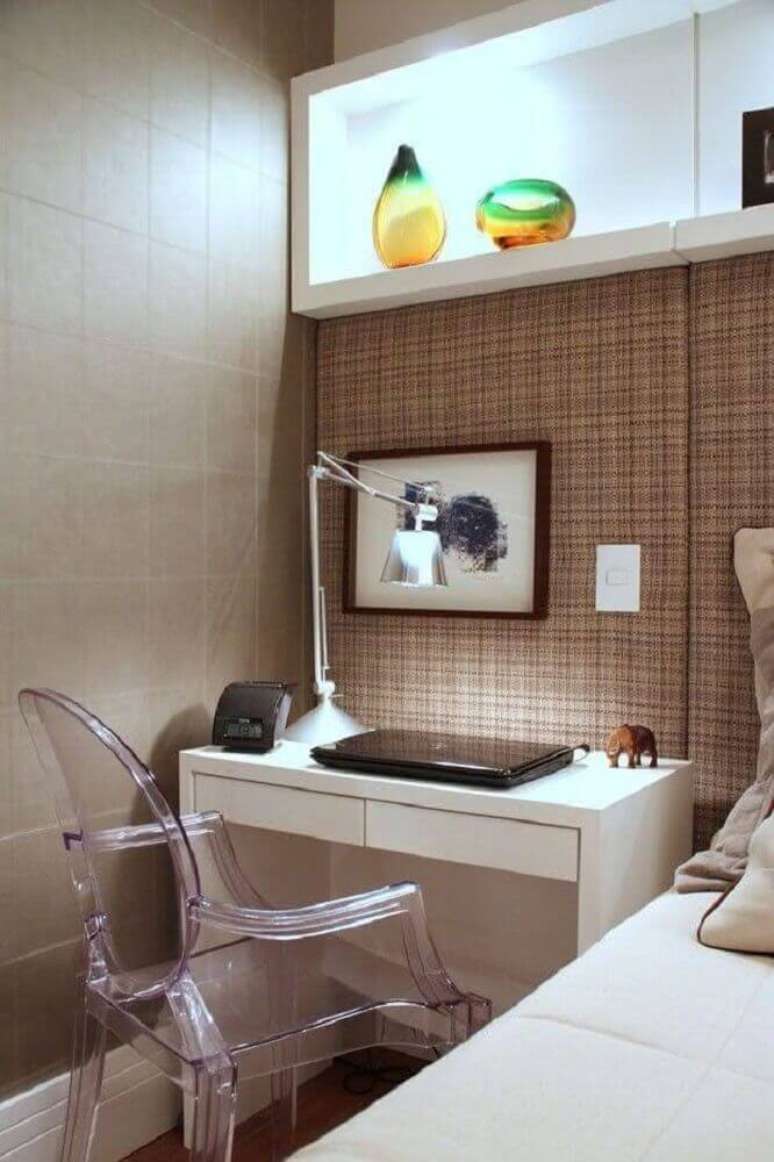 53. Decoração com papel de parede xadrez e escrivaninha para quarto pequeno com cadeira de acrílico