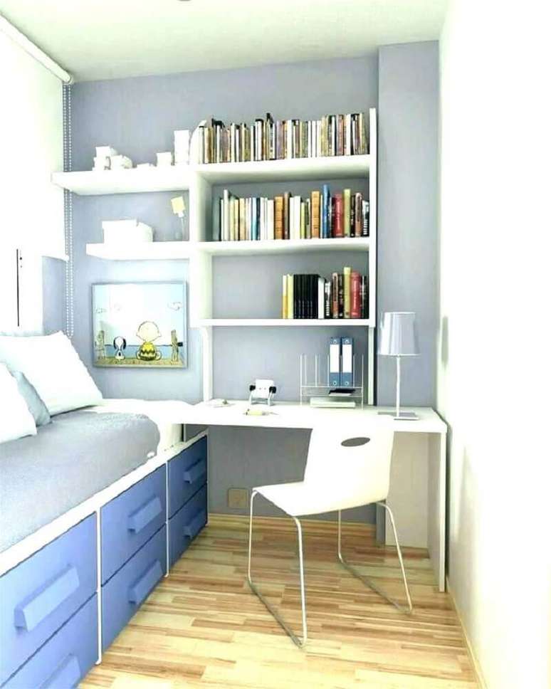 60. Decoração para quarto azul e branco com escrivaninha para quarto pequeno de solteiro