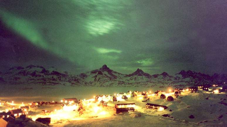 Aurora boreal ocorre após explosões solares, que por sua vez geram as tempestades magnéticas. Os polos norte e sul são as regiões de menor intensidade do campo magnético da Terra. Em seguida, está a região da AMAS.