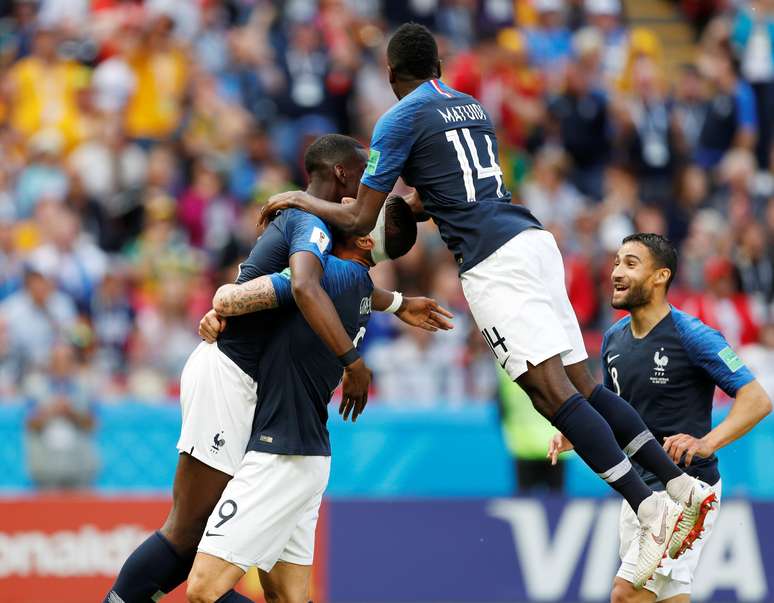 Jogadores franceses comemoram gol contra a Austrália, na fase de grupos da Copa da Rússia