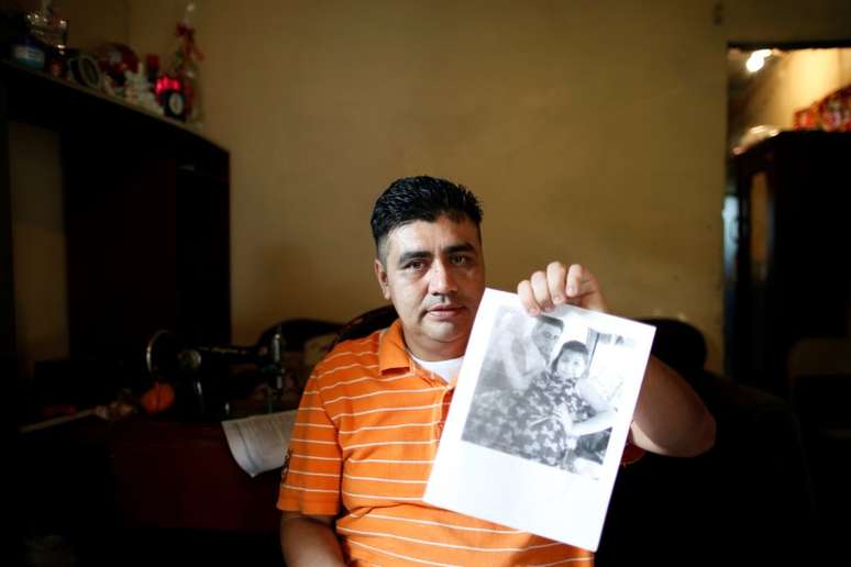 Melvin García, 37, mostra foto da filha durante entrevista à Reuters em Choloma, Honduras 21/6/2018 REUTERS/Carlos Jasso 