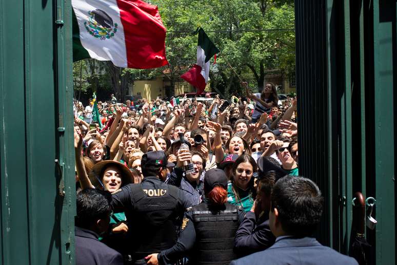 Mexicanos comemoram em frente &agrave; embaixada da Coreia do Sul na Cidade do M&eacute;xico 27/06/2018 REUTERS/Gustavo Martinez