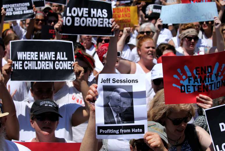 Manifestantes protestam contra política de imigração do governo Trump
28/06/2018
REUTERS/Jonathan Ernst