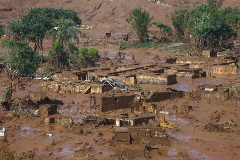 Distrito de Bento Rodrigues coberto de lama após colapso de barragem da Samarco, em Mariana  06/11/2015
REUTERS/Ricardo Moraes