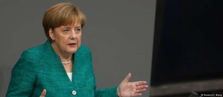 Merkel durante o discurso ao Bundestag