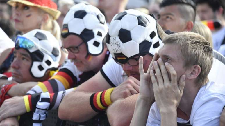 Torcida alemã muito frustrada com a queda precoce e vexatória (Foto: AFP)