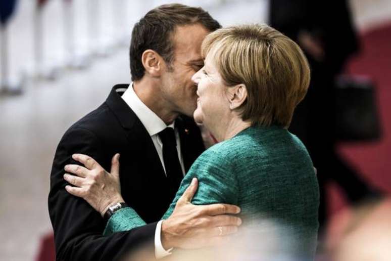 O presidente da França, Emmanuel Macron, cumprimenta a chanceler da Alemanha, Angela Merkel, em Bruxelas