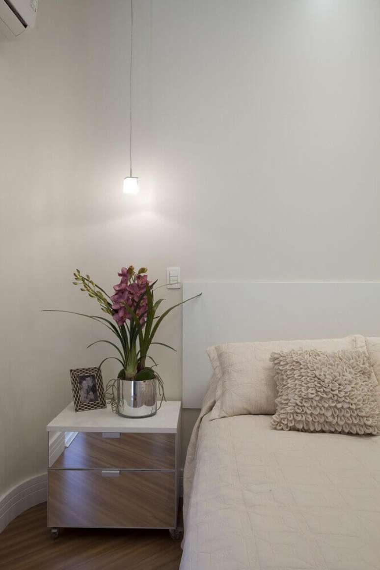 20. Modelo simples de criado mudo branco com espelho para decoração de quarto de casal