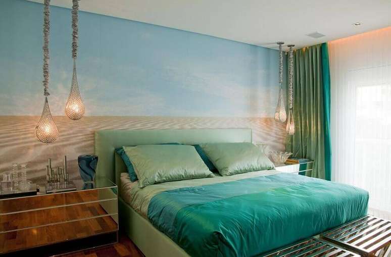 24. Decoração para quarto de casal em tons de azul, com mural na parede, pendentes modernos e criado espelhado