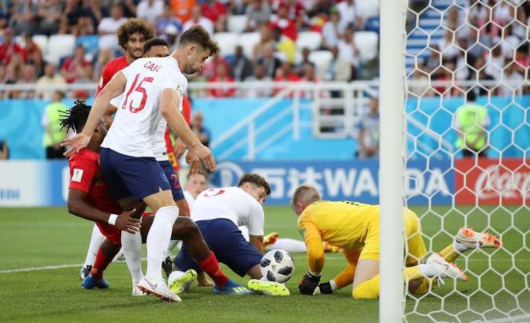 Batshuayi arrisca chute contra o gol da Inglaterra, mas Cahill salva