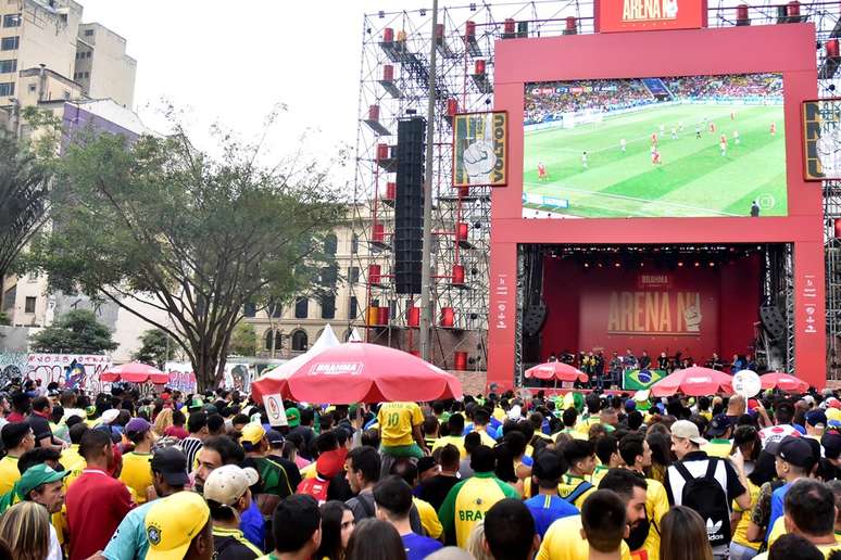 Torcida lotou o Vale do Anhangabaú, em São Paulo, para assistir ao jogo do Brasil e depois curtir o show do Jeito Moleque