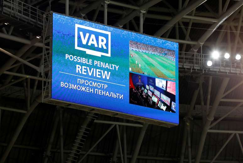 Telão de estádio da Copa mostra a possibilidade de marcação de pênalti na partida entre Irã e Portugal