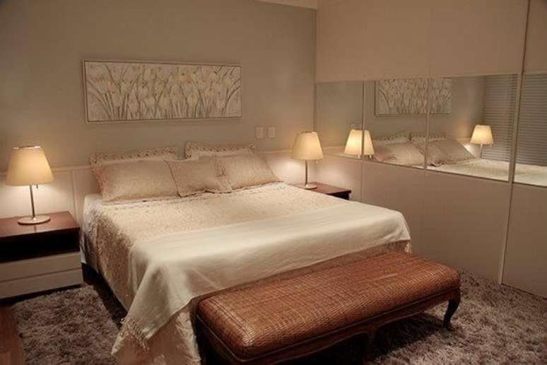 41. Quarto com recamier de couro &agrave; base da cama. Projeto de Rosangela Larcipretti