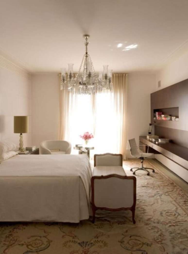 9. Quarto de casal com recamier branco de madeira. Projeto de Roberto Migotto
