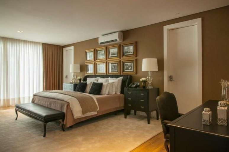 11. Quarto de casal com recamier preto de couro. Projeto de Arthur Decor