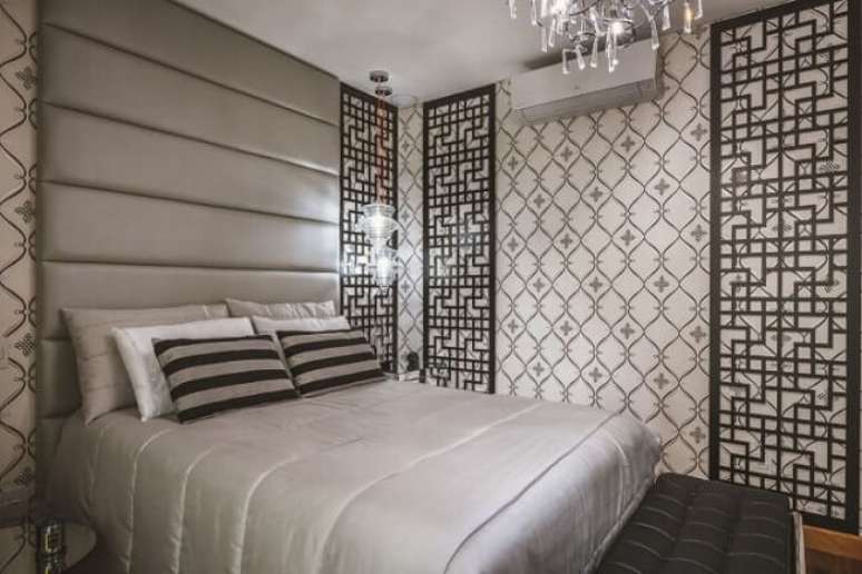 18. Quarto de casal sofisticado com recamier preto. Projeto de Daniela Gradella