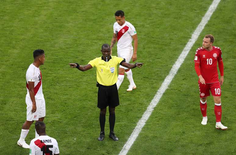 Juiz Bakary Gassama faz o gesto do VAR durante a partida entre Peru e Dinamarca