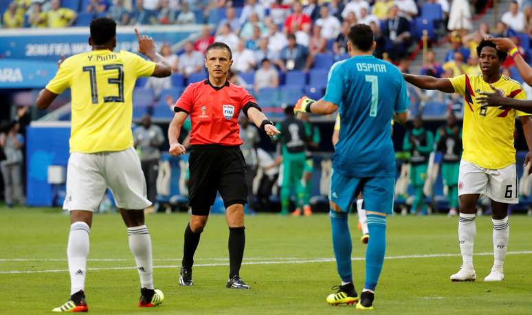 Árbitro marcou e depois cancelou pênalti para Senegal contra a Colômbia