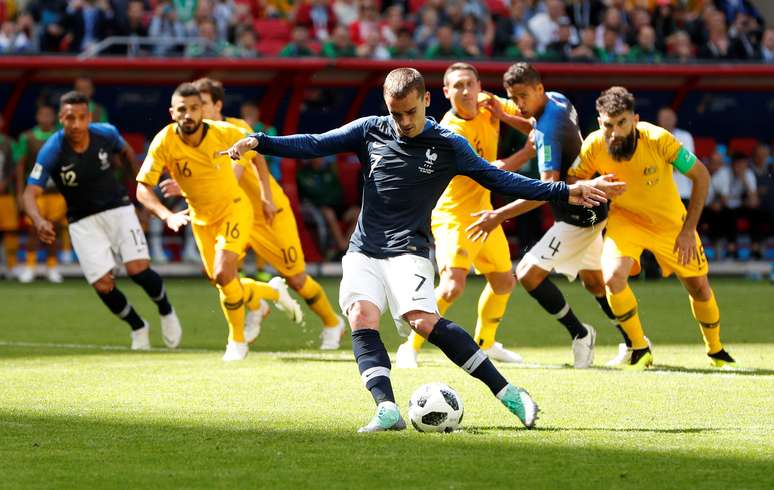 Griezmann cobra pênalti marcado pelo VAR no jogo entre França e Austrália