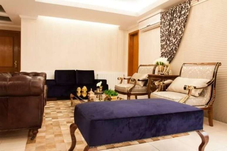 33. Sala de estar com recamier azul sem bra&ccedil;os. Projeto de Graziela Von Muhlen