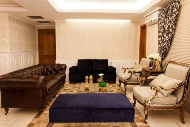 19. Sala de estar com recamier azul. Projeto de Graziela Von Muhlen